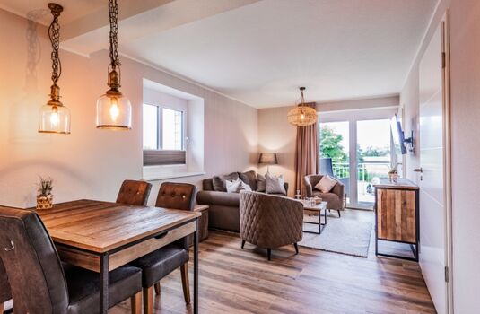 Essbereich mit dem Blick ins Wohnzimmer