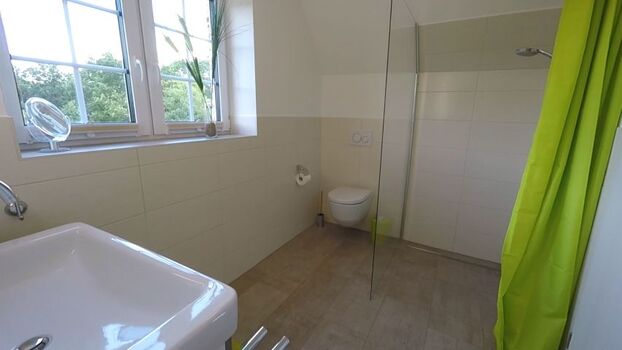 Badezimmer mit Regendusche 