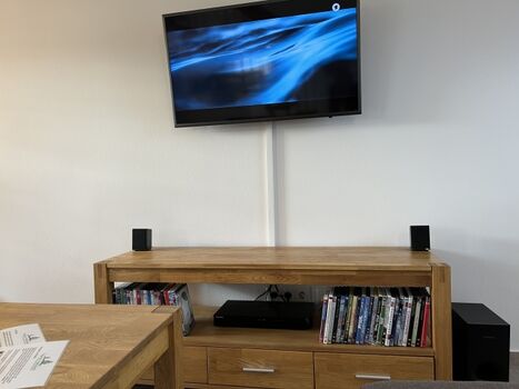 Smart-TV mit DVD-Spieler und Dolby-Surround