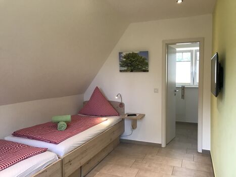 Schlafzimmer mit zwei Einzelbetten