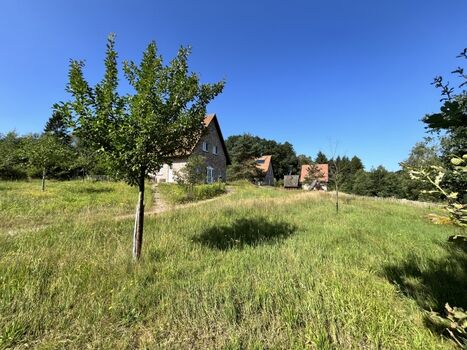 Haus Weißdorn im Vordergrund