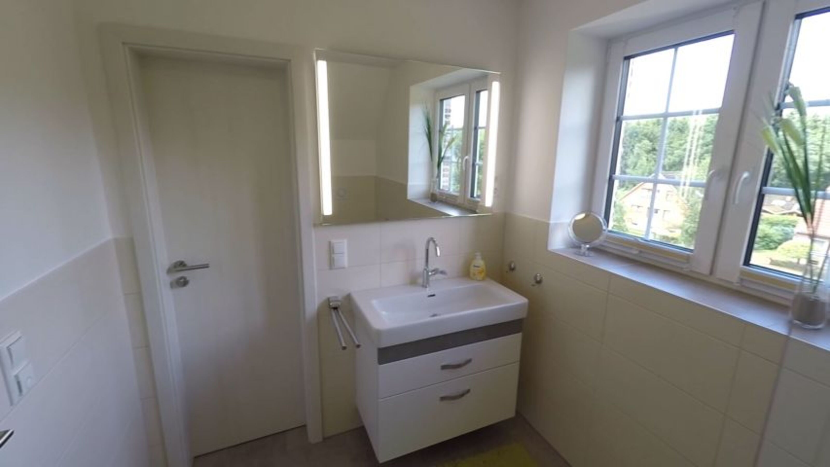 Badezimmer mit Badschrank 