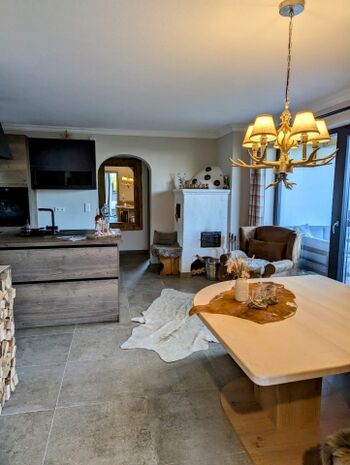 Wohnküche mit Kamin im EG