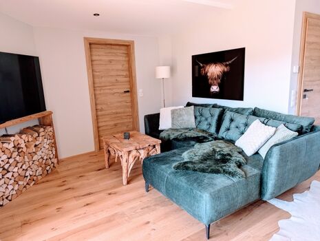 Wohnzimmer OG mit Balkon und traumhaften Blick in die Berge