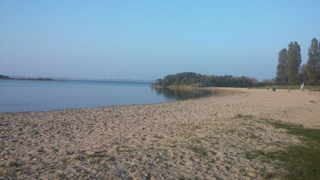 Strand mit Toilettenanlage