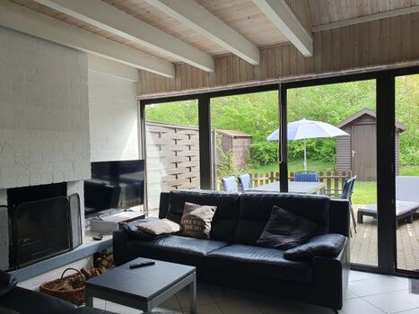 Gemütliches Wohnzimmer mit Kamin