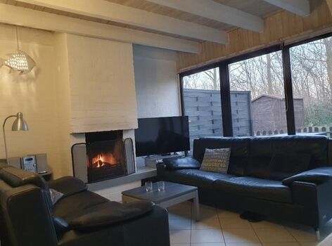 Unserer weißen Vintage-Fischlampe. Wenn Sie diese am Abend einschalten, zaubert sie durch ihr feines Lochmuster ein magisches Lichtspiel an die Wände – wie das Glitzern der Sonne auf den Wellen des Grevelingermeers.