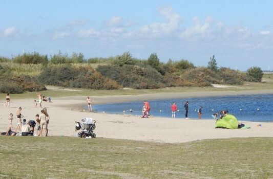 Strand links vom Jachthafen in Bruinisse