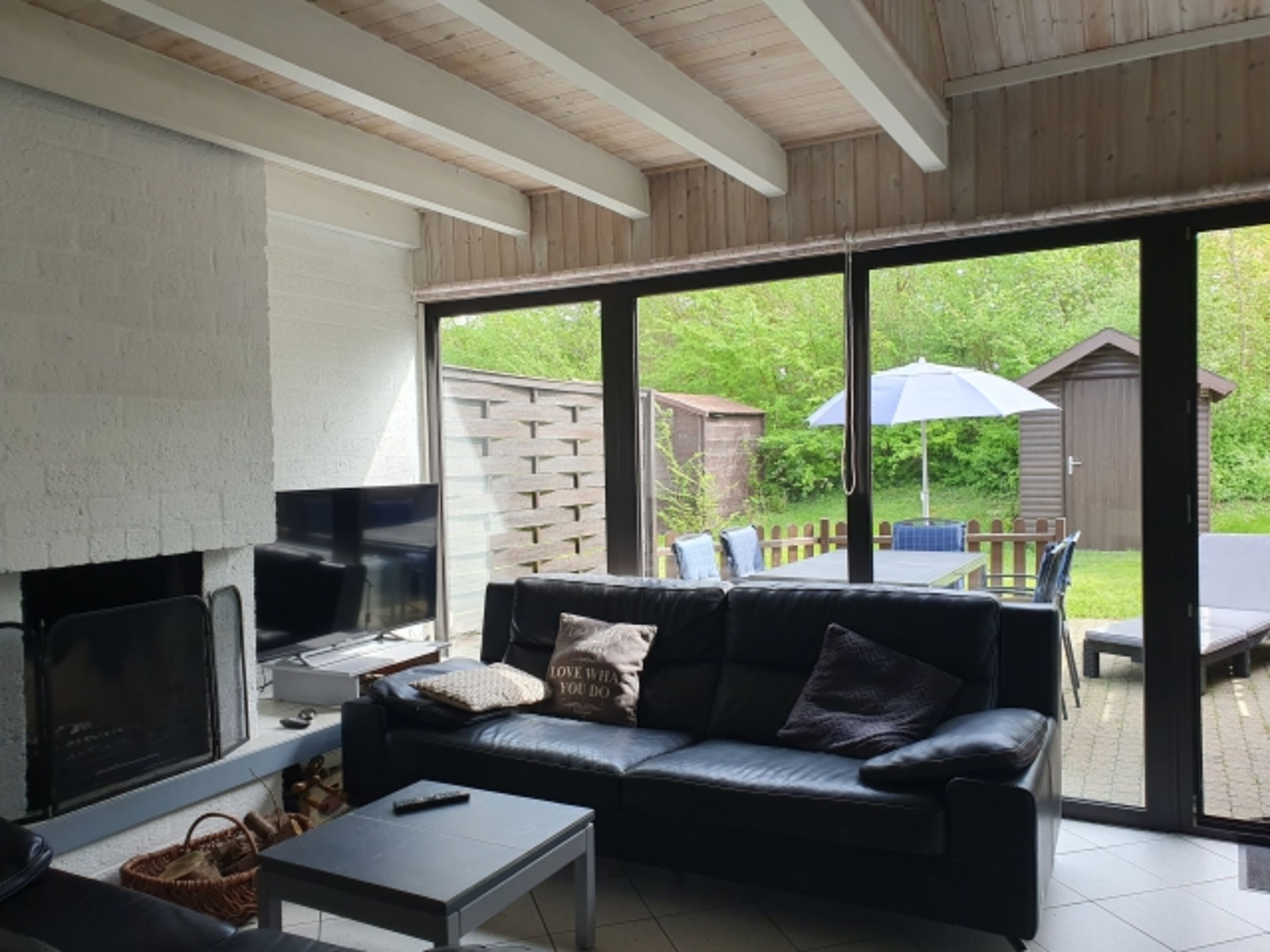 Gemütliches Wohnzimmer mit Kamin