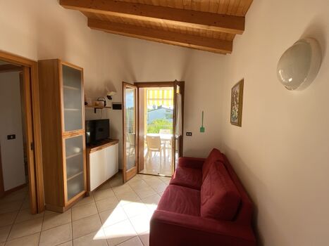 Der Wohnraum mit Schlafsofa für 2 Erwachsene geeignet