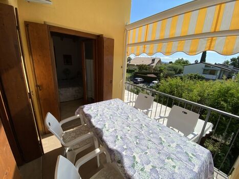 Terrasse mit Esstisch