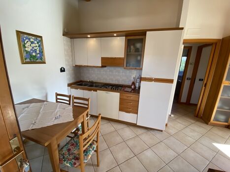 Esstisch mit Kochnische