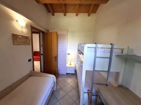Das zweite Schlafzimmer mit Etagenbett   Einzelbett
