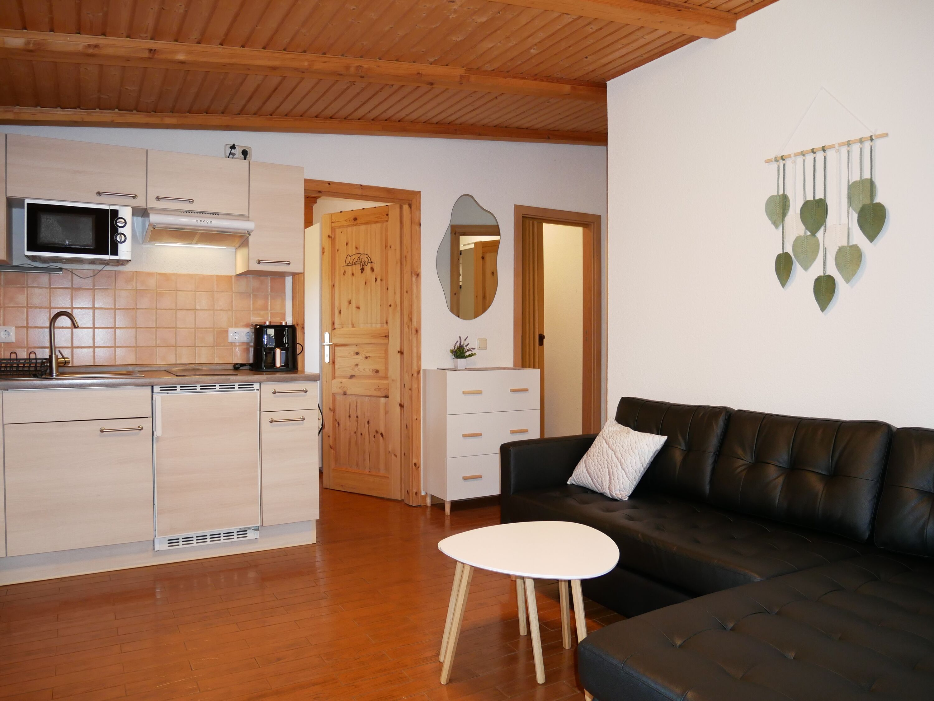 Wohnzimmer mit offener Küche