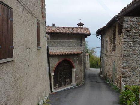 Malerische Gasse mit alten Rustici in Mezzema