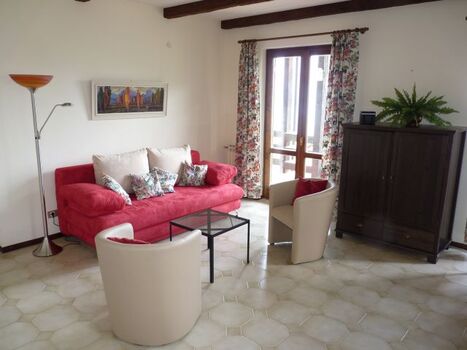 Der einladende Wohnbereich mit Clubsessel und Sofa