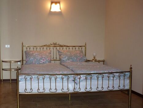 Das stilvolle Schlafzimmer mit Doppelbett