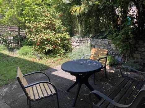 Sitzgruppe im eingewachsenen und beschatteten Garten