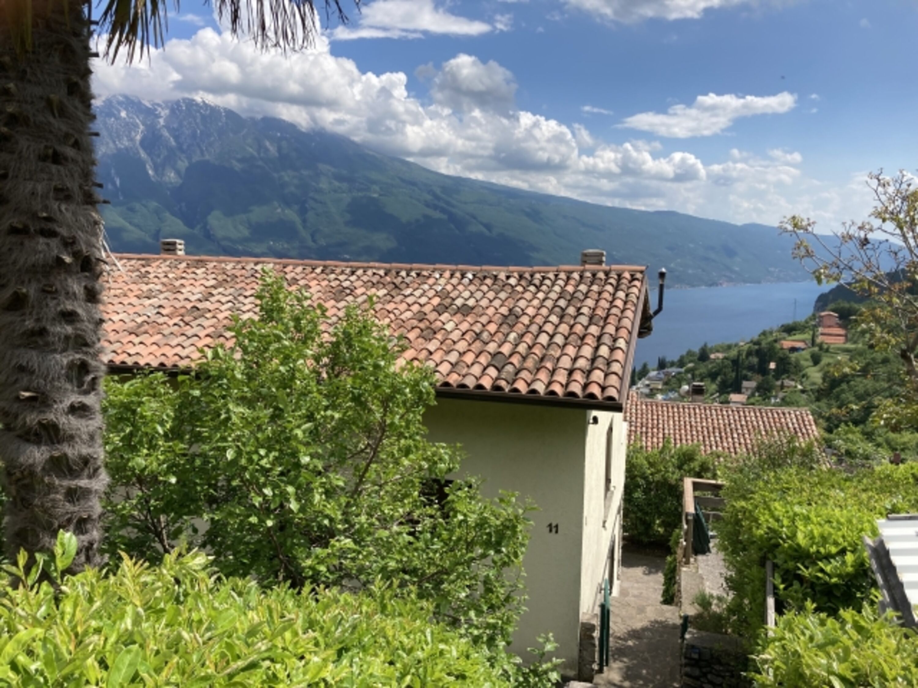 Blick vom Parkplatz auf das Ferienhaus