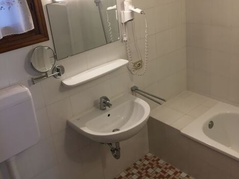 Das helle Bad mit Fenster