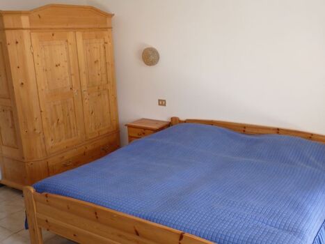 Das Schlafzimmer mit Doppelbett 