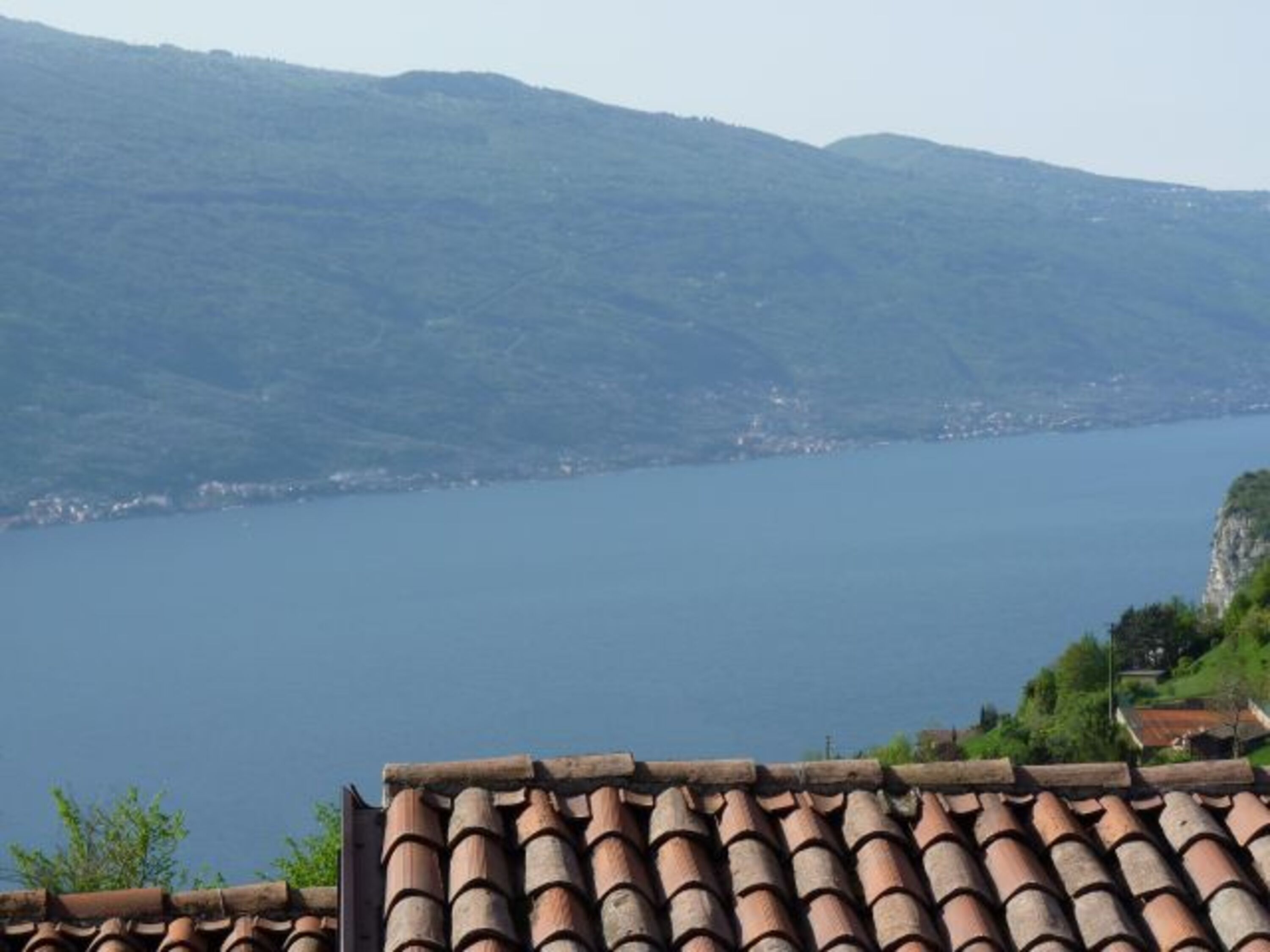 Ausblick von der Panoramaterrasse über den Gardasee