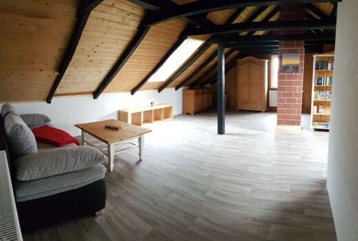 Dachgeshoss mit Couch