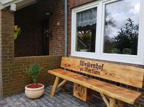 Klönschnackbank vor dem Küchenfenster