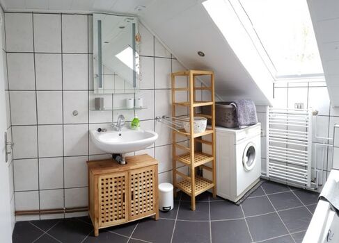 Bad im EG mit Waschmaschine