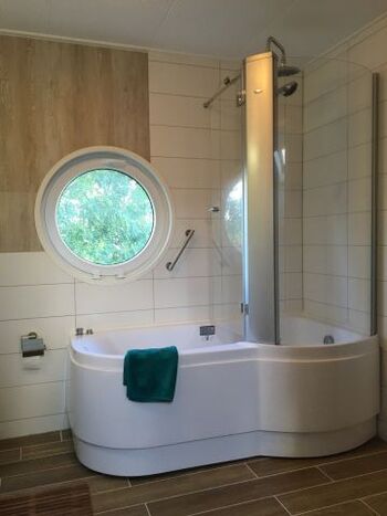Whirlpool mit Rainshower und Massagedusche