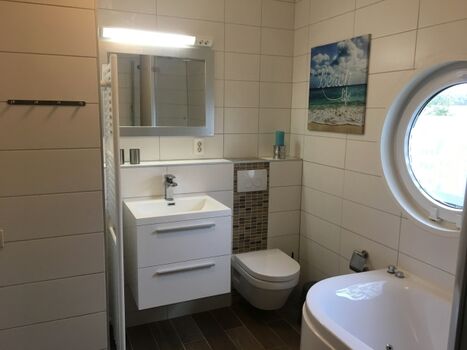 Bad mit Whirlpool und Zugang zur Sauna