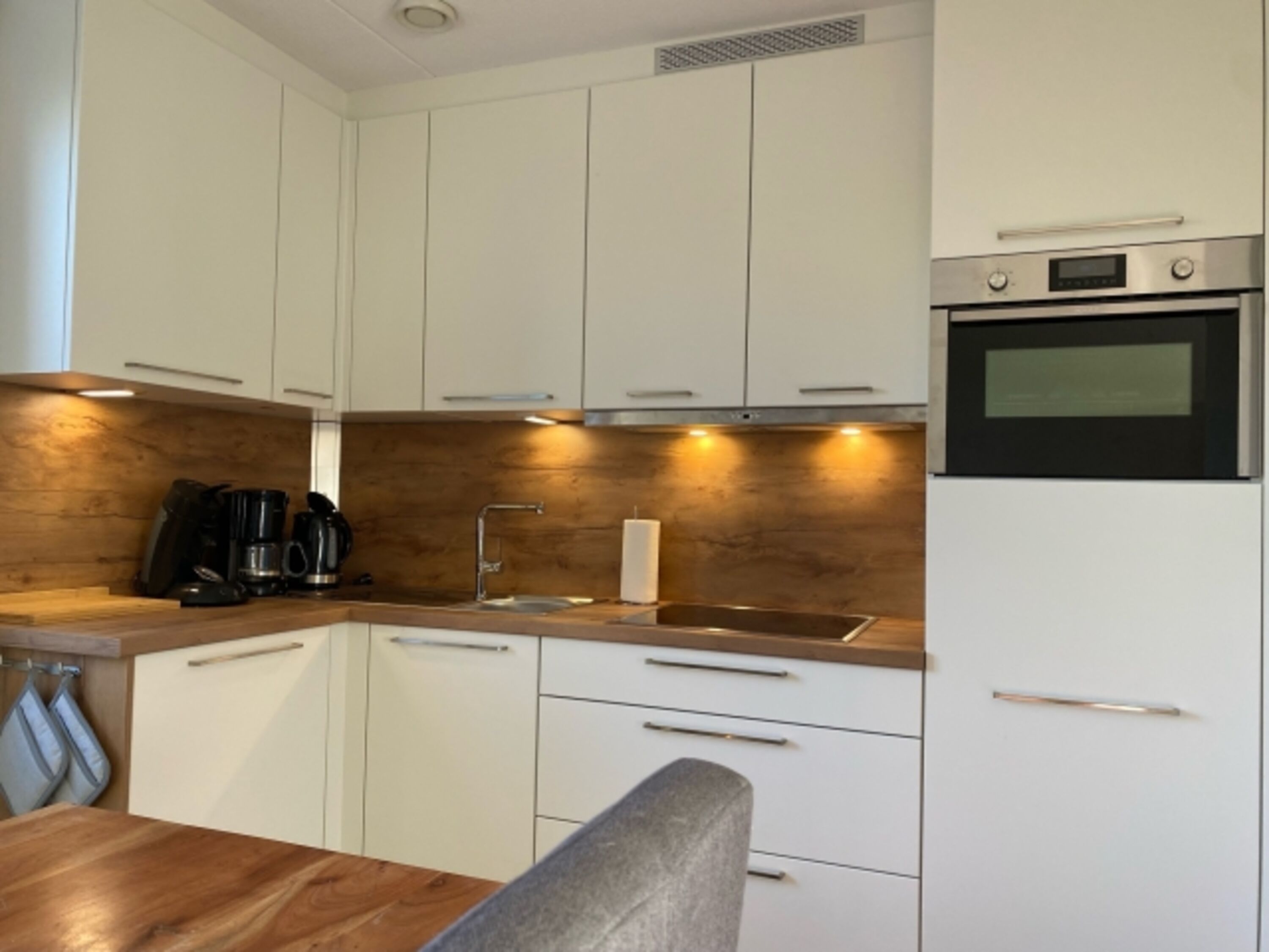 neue Einbauküche mit Backofen und Mikrowelle