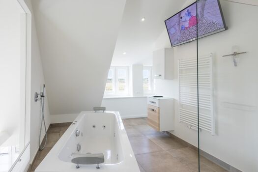 Reethus Steuerbord -Bad im OG mit Whirlpoolbadewanne und TV