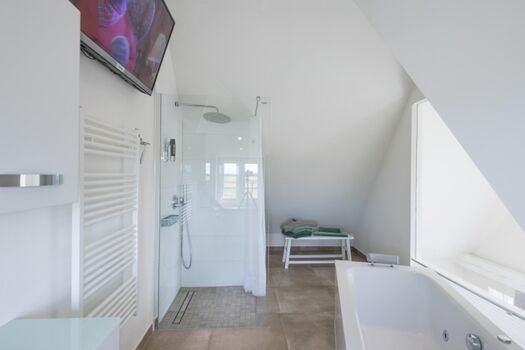 Reethus Steuerbord - Luxuriöses Bad im OG mit ebenerdiger Dusche und Whirlpool