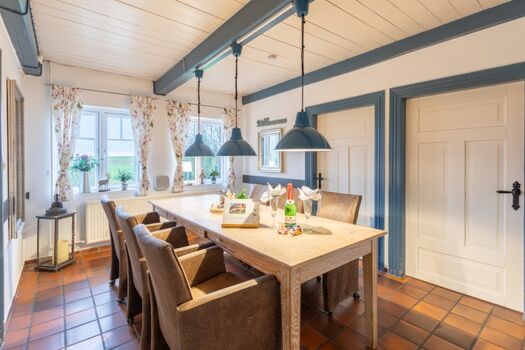 Juwel am Deich - der große Esstisch lädt zu gemütlichen Abenden ein