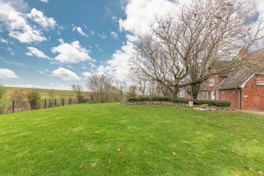 Juwel am Deich - großzügiges eingezäuntes Gelände lädt zum toben ein!