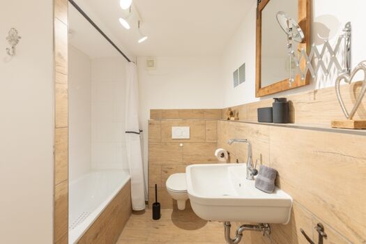 Juwel am Deich - Badezimmer mit Badewanne im EG