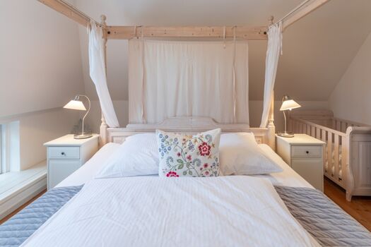 Juwel am Deich - Schlafzimmer mit tollem Himmelbett im OG
