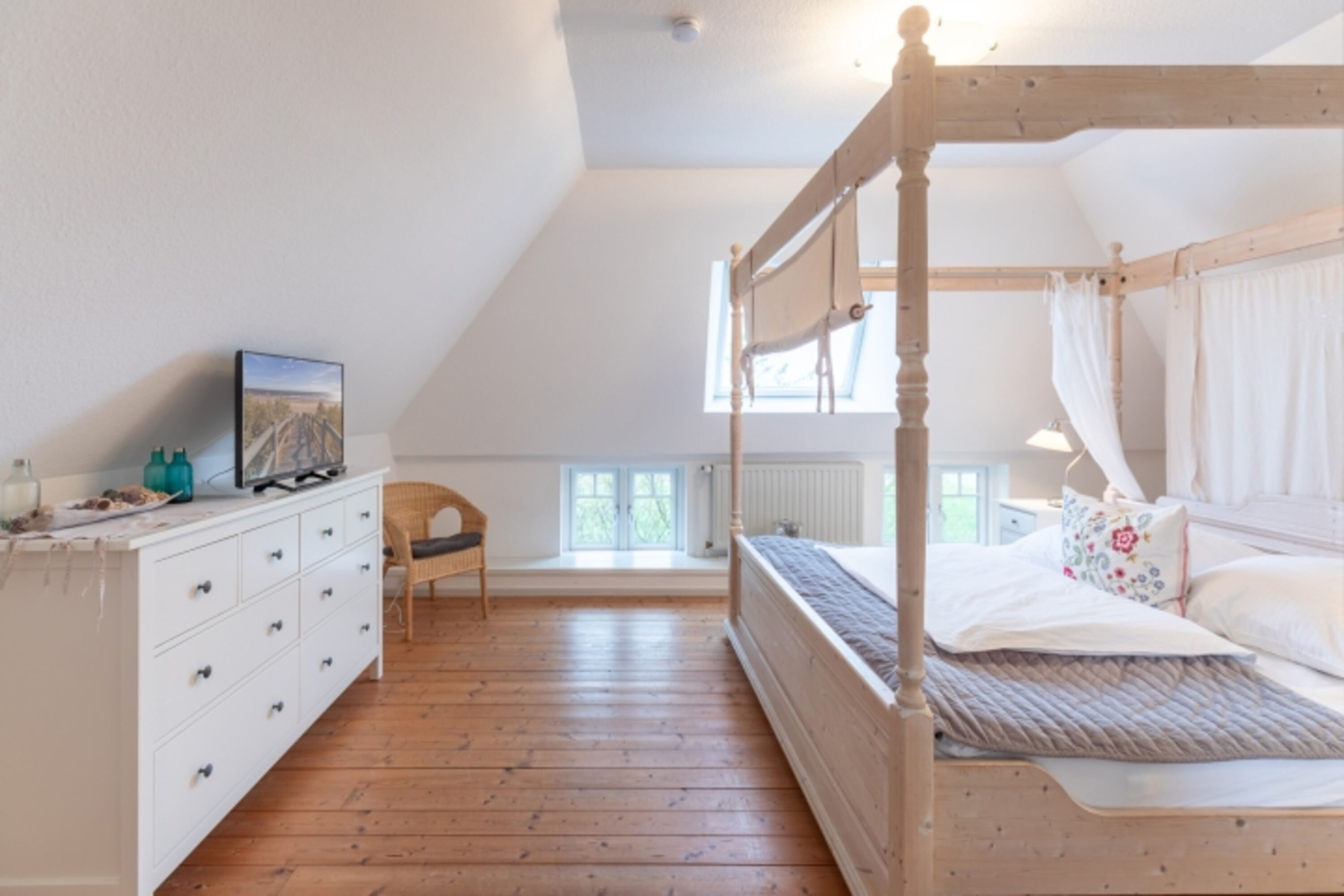 Juwel am Deich - Schlafzimmer mit tollem Himmelbett im OG