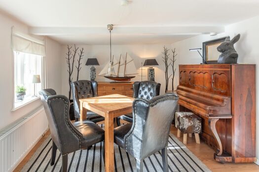Countryhouse - Charmanter Essbereich mit altem Klavier 