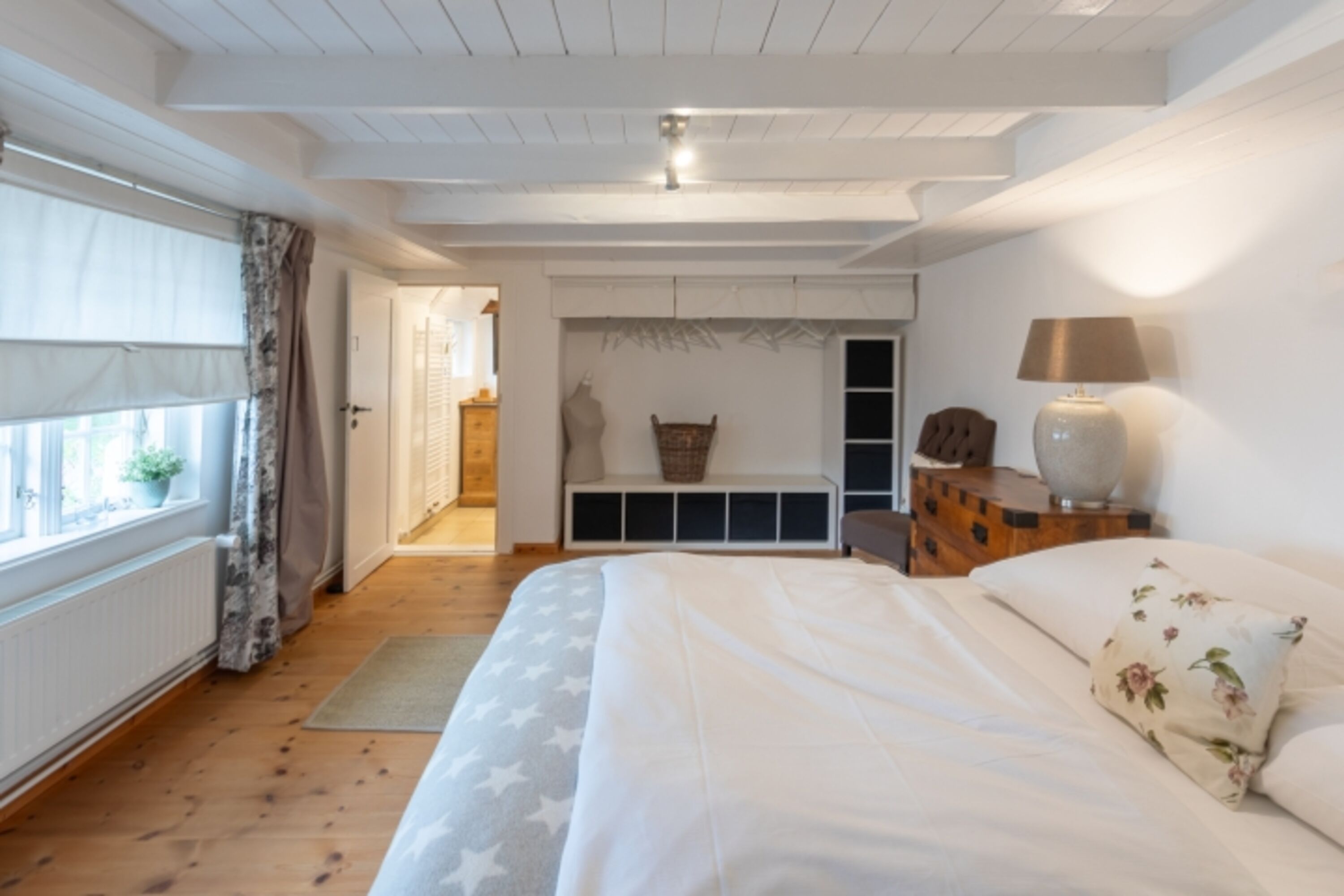 Countryhouse - Großzügiges Schlafzimmer mit großem Doppelbett