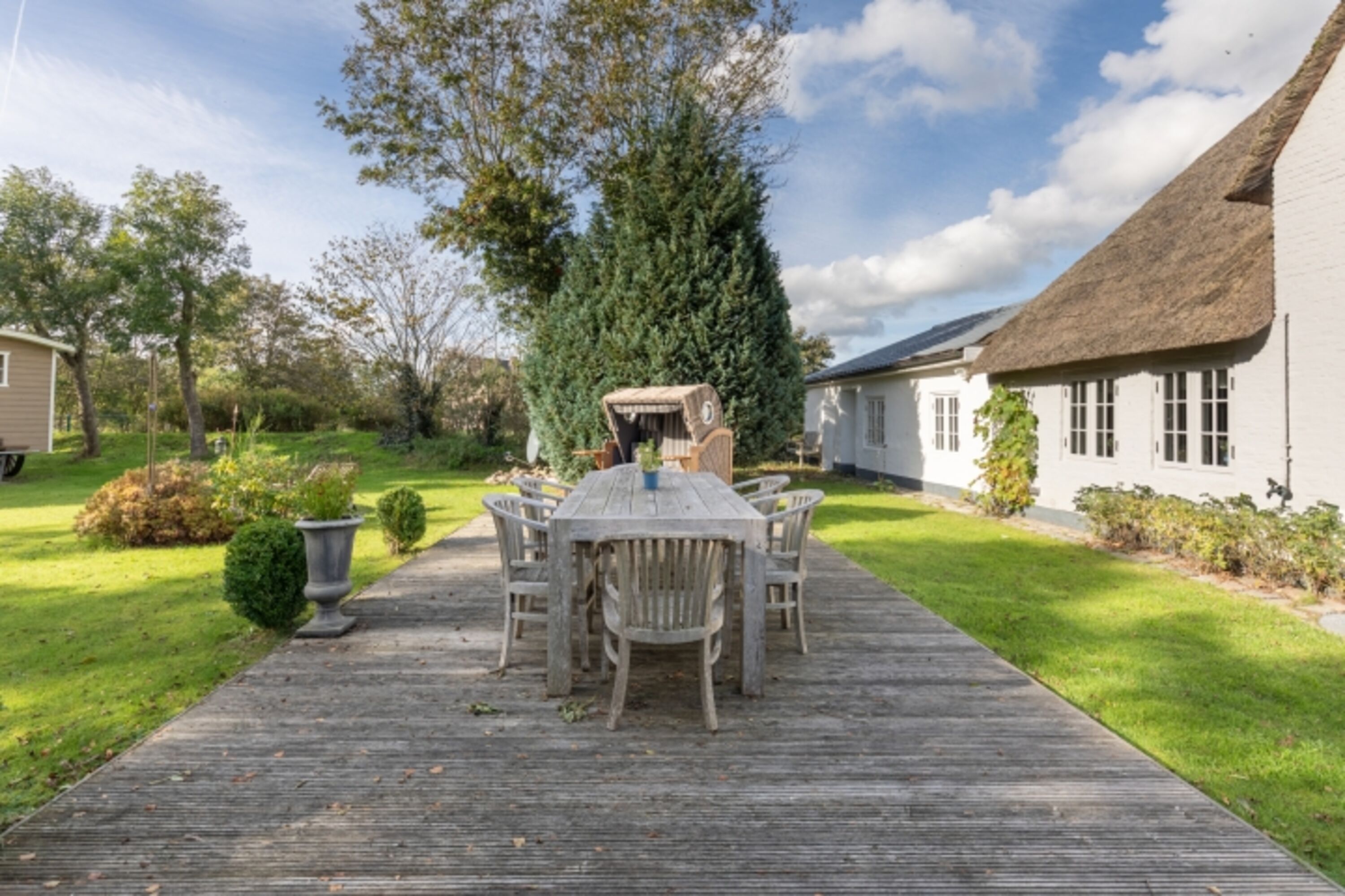 Countryhouse - Terrasse mit Gartenmöbeln für gesellige Grill Abende