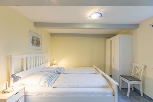 Freesenhuus Althorsbüll - Schlafzimmer mit großem Doppelbett ( 180x200 )