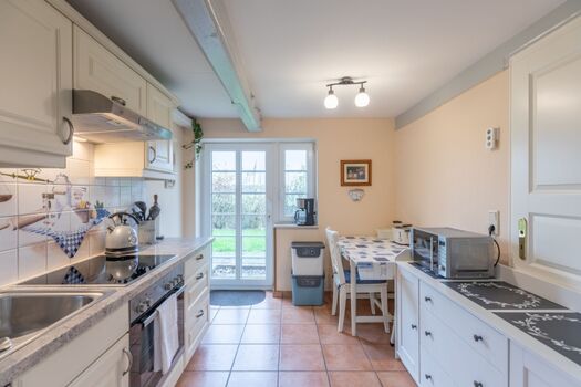 Freesenhuus Althorsbüll - Komfortabel eingerichtete Küche mit kleiner Sitzecke