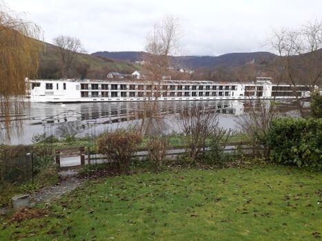 Hotelschiff auf der Durchreise vom 2. Sitzplatz im Garten gesehen