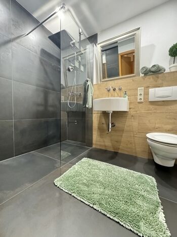 Bad seit 2024, nun mit bodengleicher Dusche