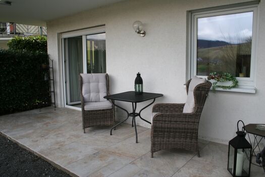 Terrasse mit gemütlichen Ohrensesseln