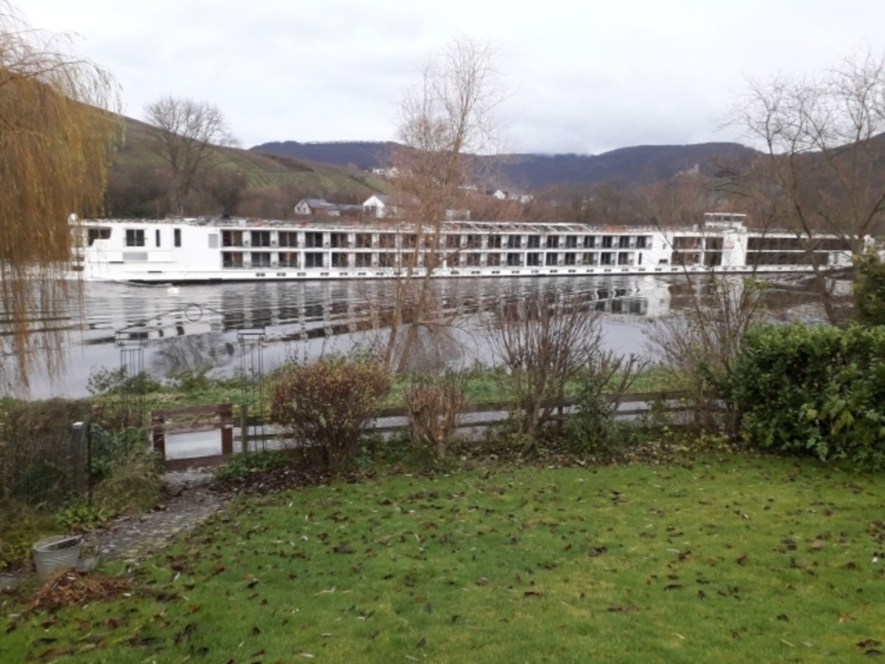 Hotelschiff auf der Durchreise vom 2. Sitzplatz im Garten gesehen