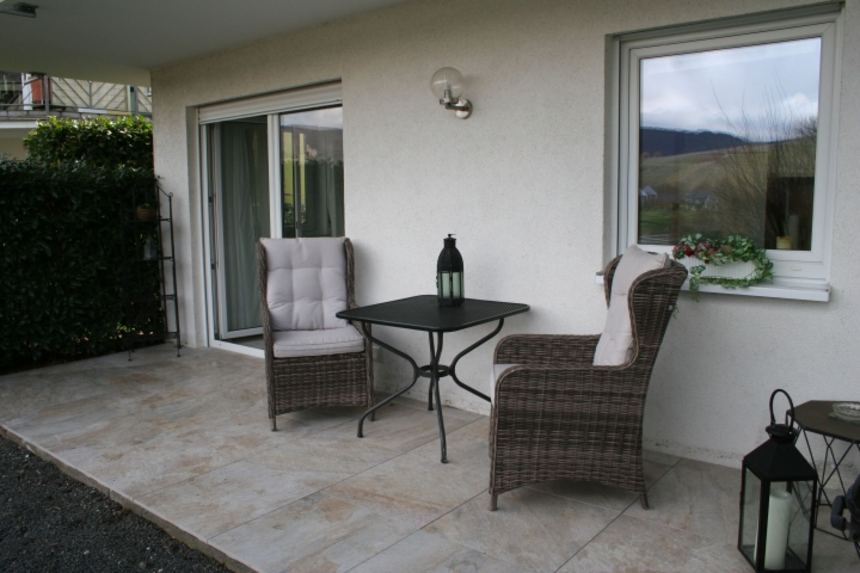 Terrasse mit gemütlichen Ohrensesseln