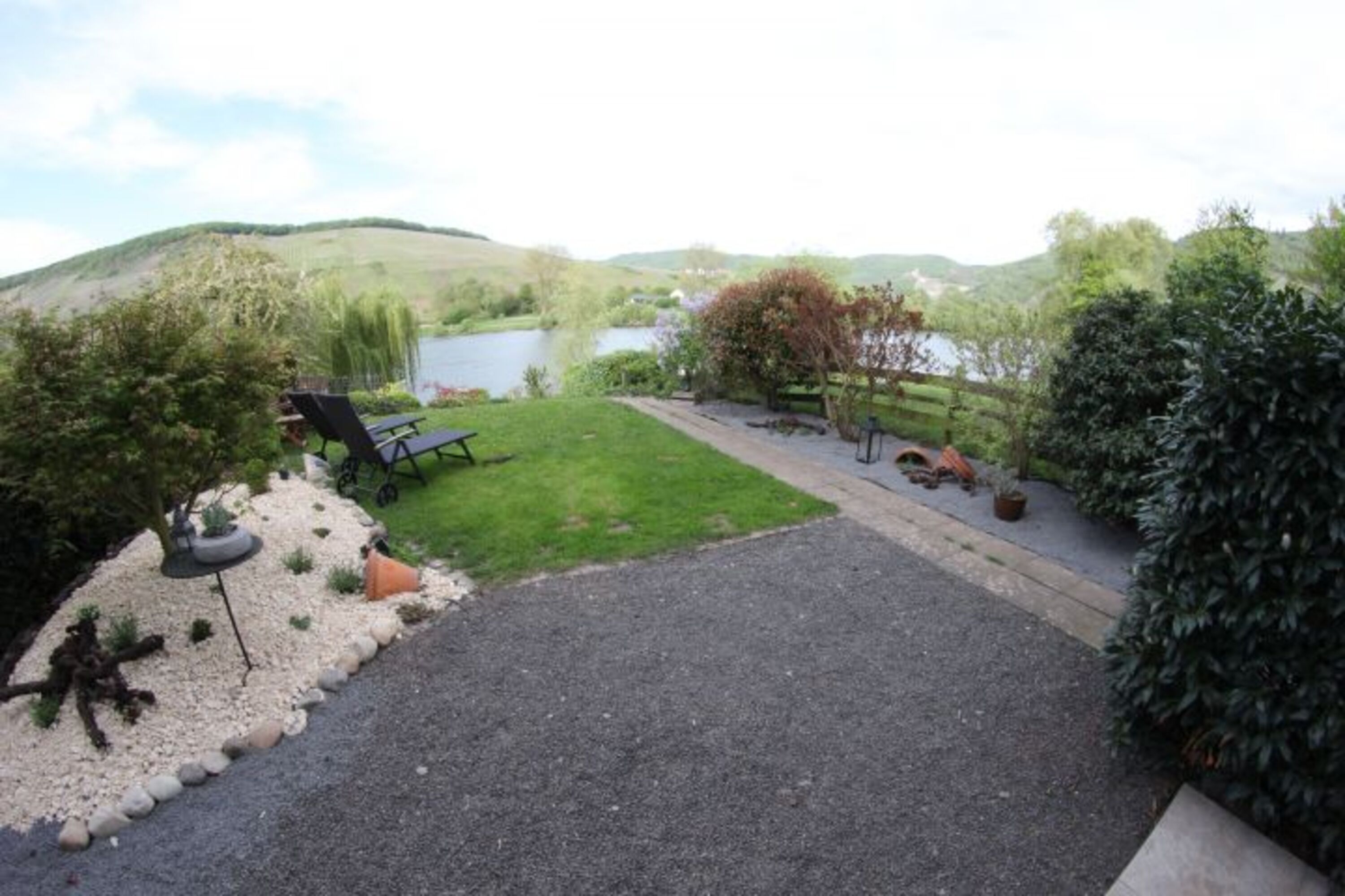 Blick aus dem Wohnzimmer in den komplett eingezäuntenGarten